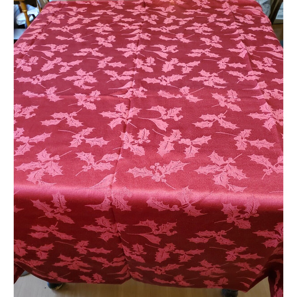 St Nicolas Square Table Cloth Red Damask Holly 54" x 116" w 4 Napkins 16" x 16" - Picture 1 of 11